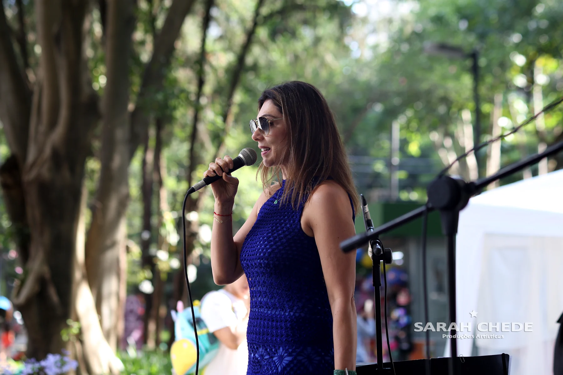 Sarah Chede durante uma apresentação ao vivo