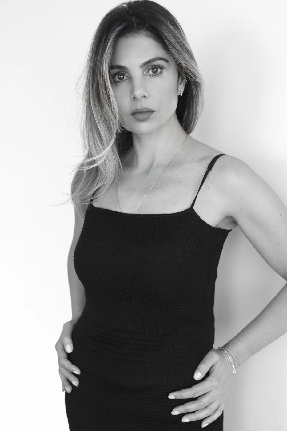 Retrato editorial em preto e branco de Sarah Chede